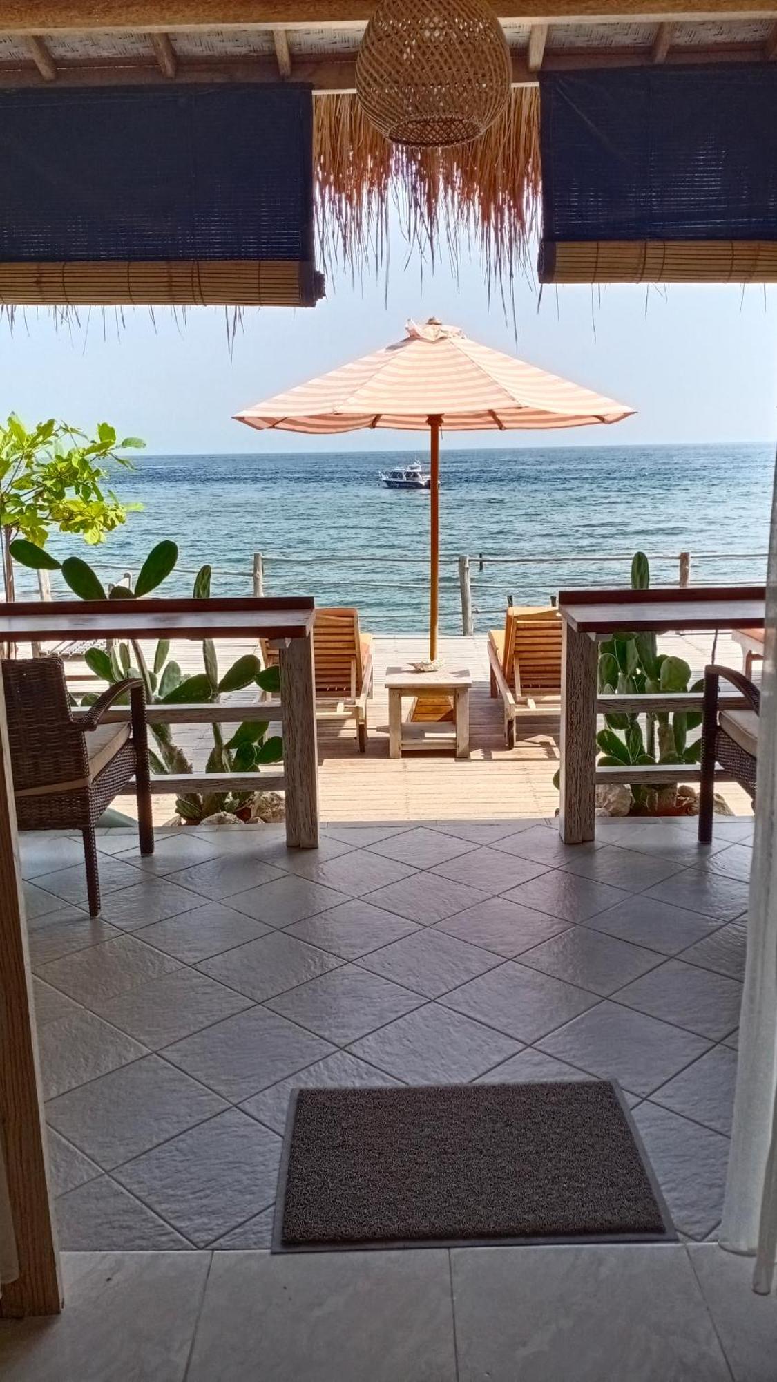 Vns Beachfront Guesthouse Toyapakeh Ngoại thất bức ảnh